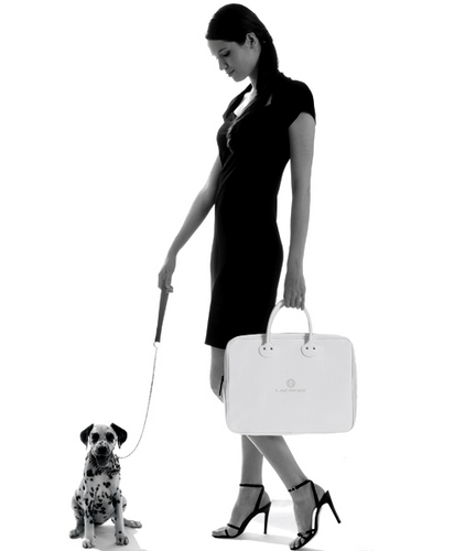 model avec malette en cuir blanc Lacroix